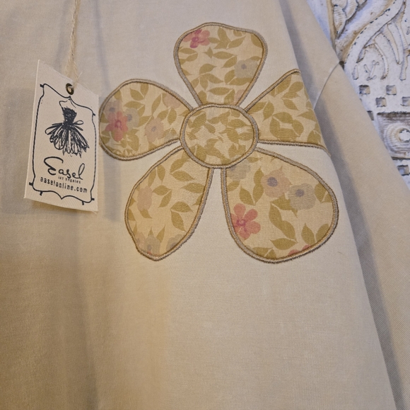 Womens Easel Flower Quilt Patch Top in Khaki Sm Fit  Lg Oversized New - Picture 6 of 9